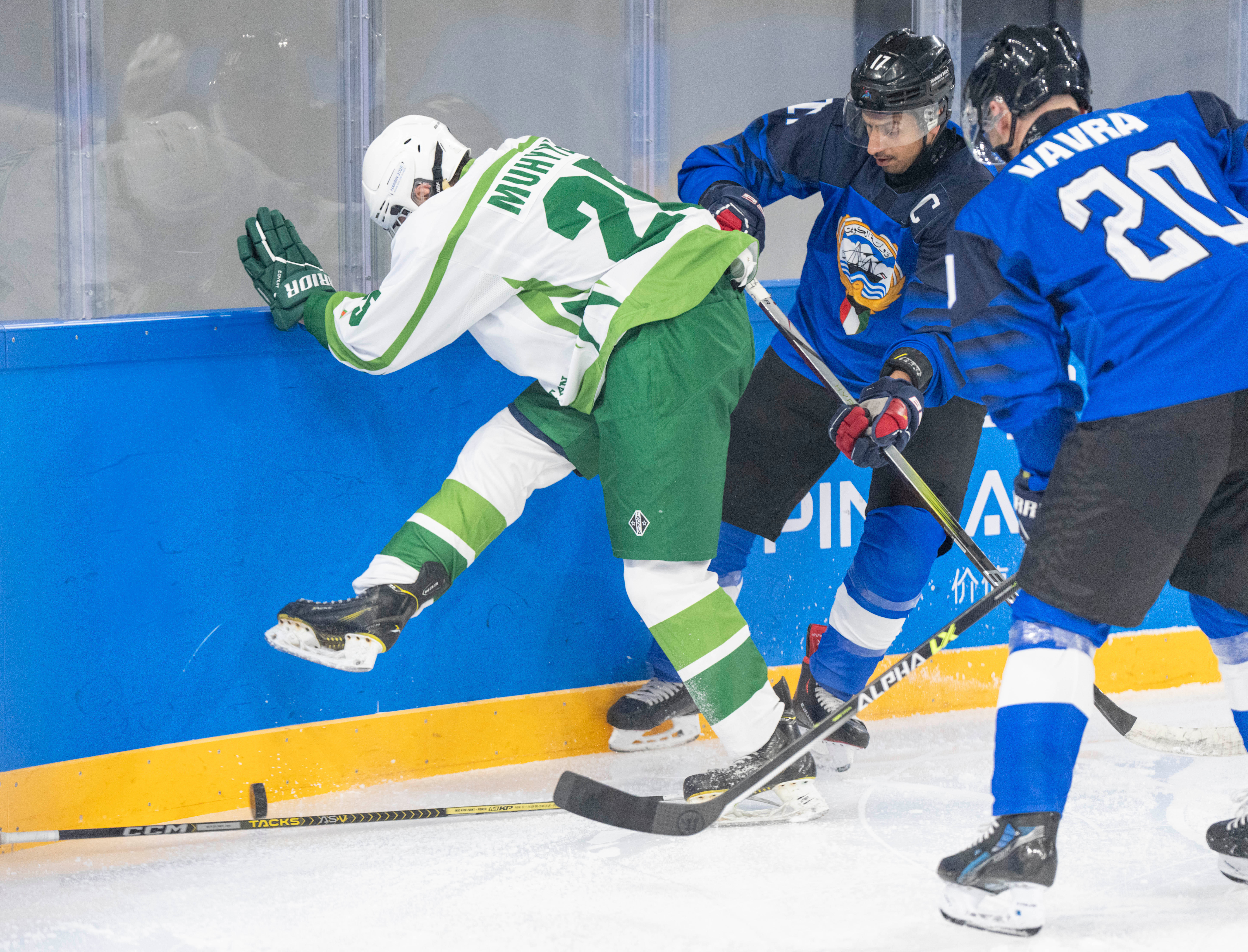 冰球明星选手受伤退赛，引发热议