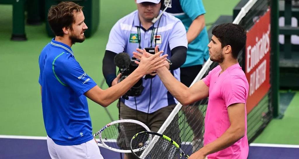 年终总决赛险胜ATP总决赛,梅德韦杰夫点燃赛场 年终总决赛险胜ATP总决赛,梅德韦杰夫点燃赛场