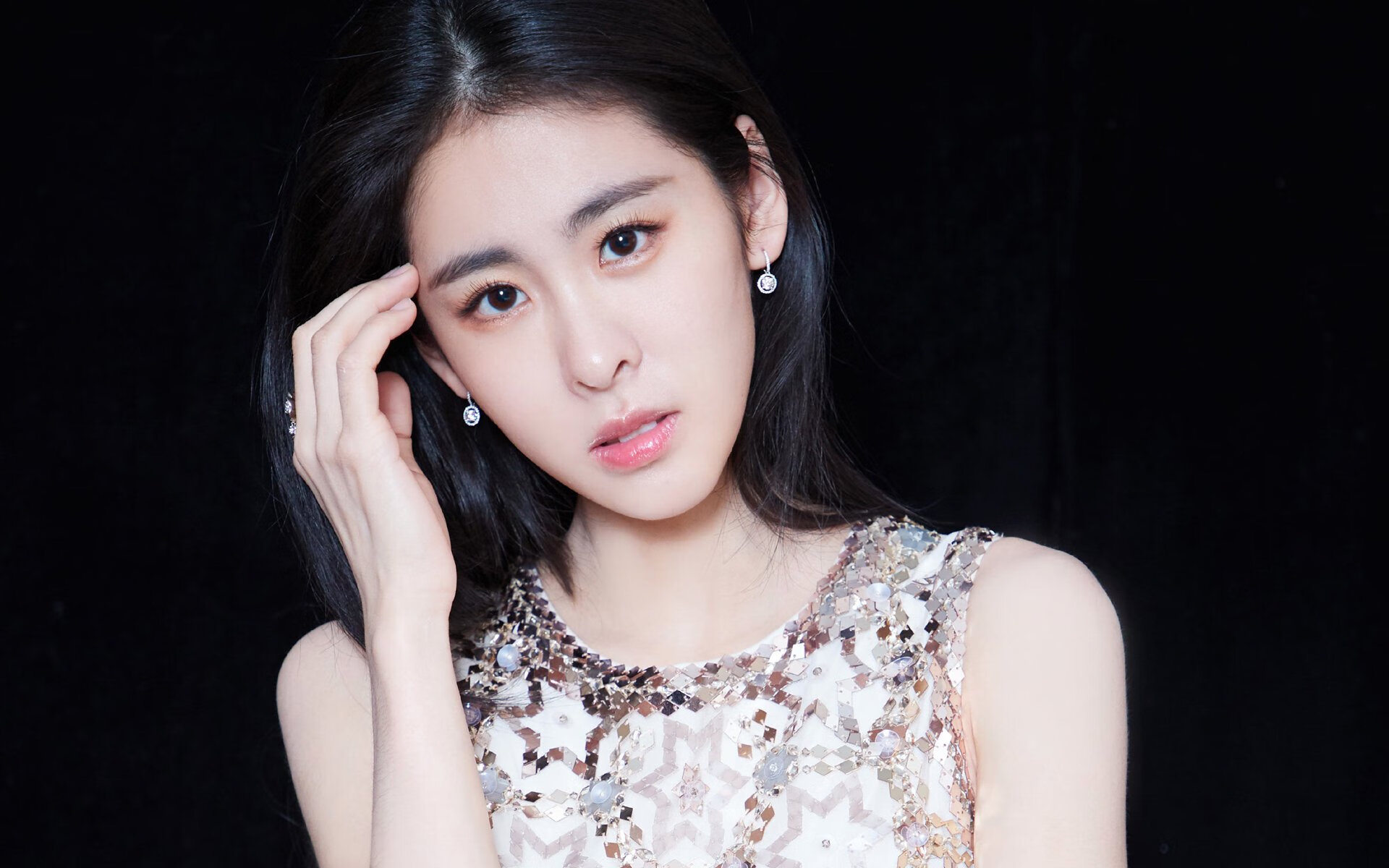 绿茵场与硬木地板，当世界杯焦点战遇上独行侠的活塞突围